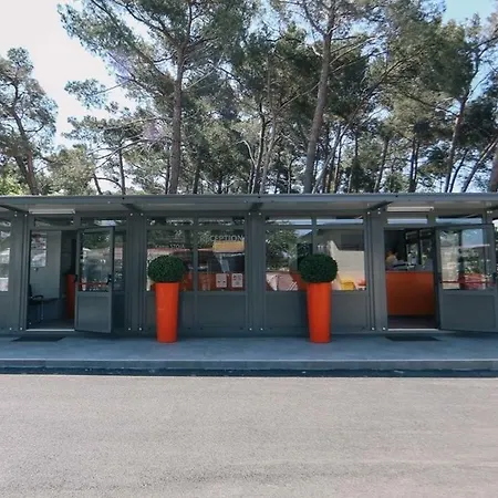 Mobilehomes Camping Stoja 10854 プーラ
